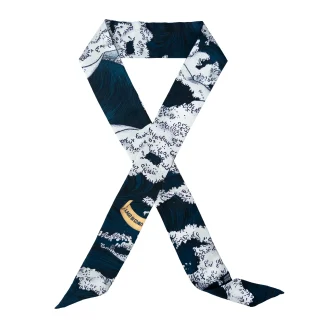 Ilona Tambor Silk Ribbon Scarf Lago di Como Navy Blue A/W 2025 — hand-illustrated waves with golden accents. Handmade in Italy.